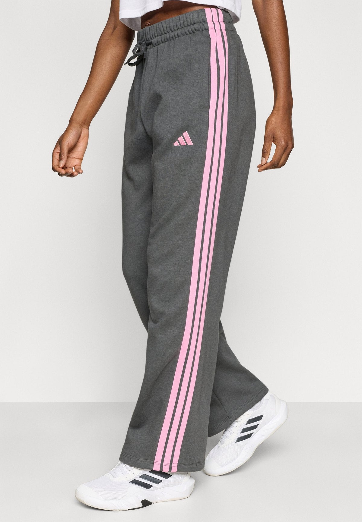 adidas Sportswear Essentials 3 Stripes Open Hem Pants – Pantalon de survêtement Femme – grey six/tropic bloom/gris
