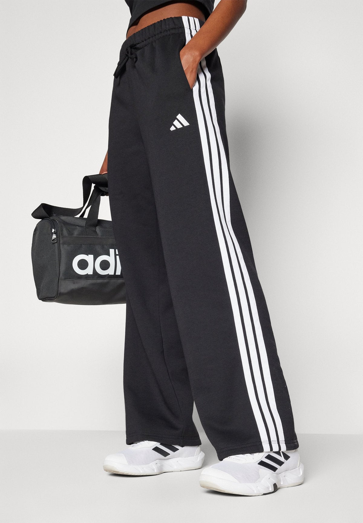 adidas Sportswear Essentials 3 Stripes Open Hem Pants – Pantalon de survêtement Femme – black/white/noir