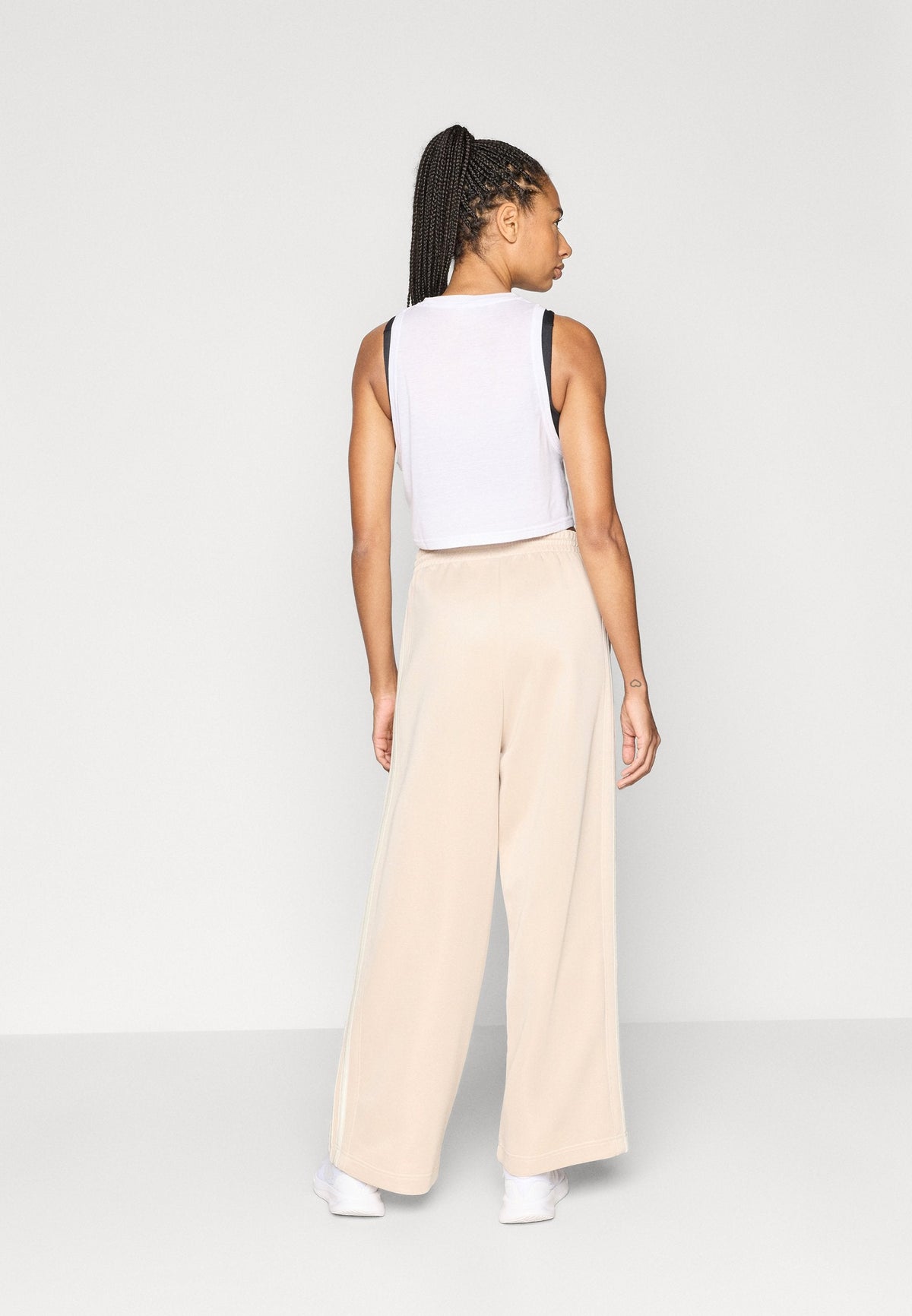 adidas Sportswear W Stadium TP – Pantalon de survêtement Femme – crystal linen/pure ruby/off white/taupe
