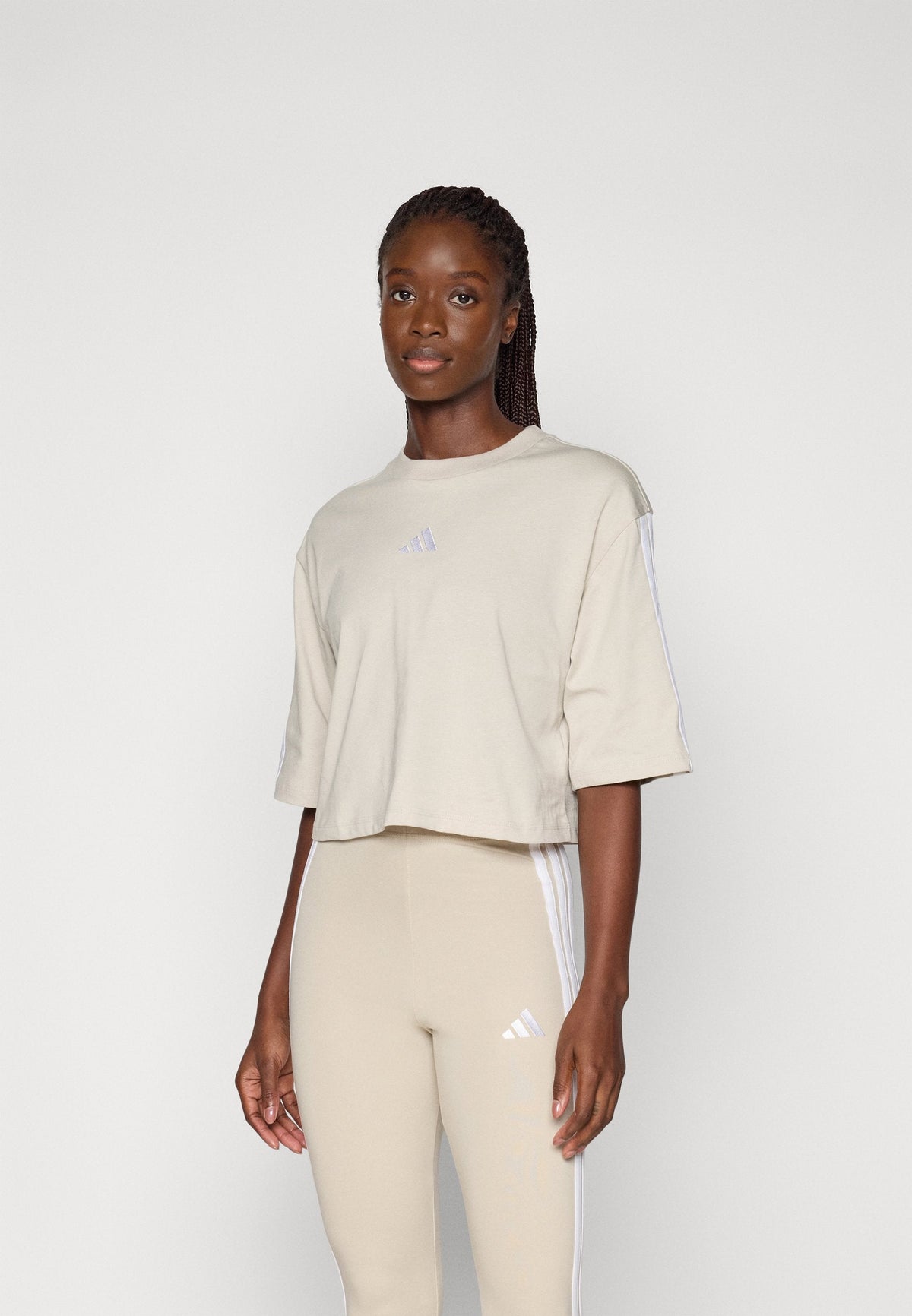 adidas Sportswear Essentials 3 Stripes Loose – T-shirt imprimé Femme – alumina/white/beige