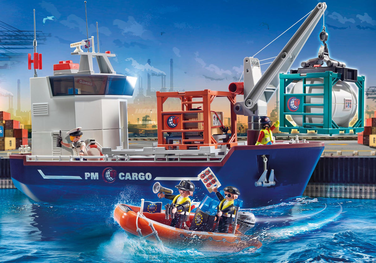 Grand cargo avec bateau de douaniers