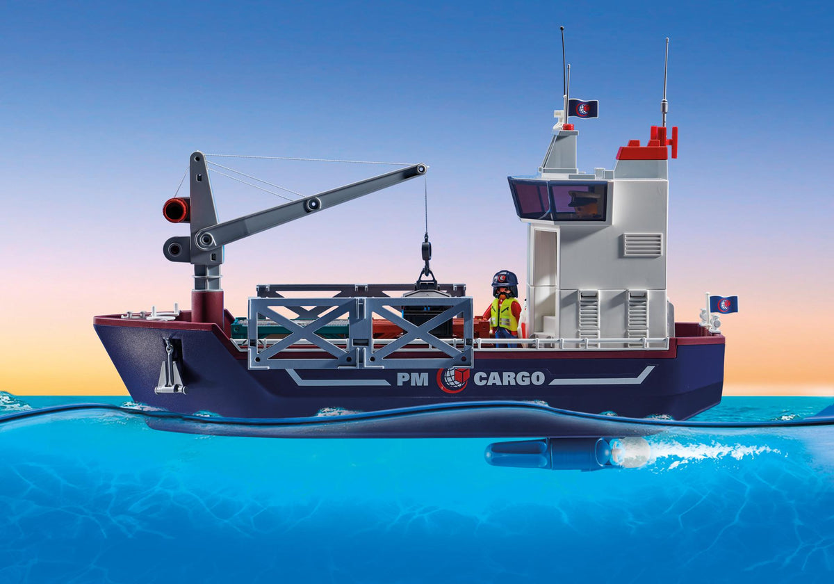 Grand cargo avec bateau de douaniers