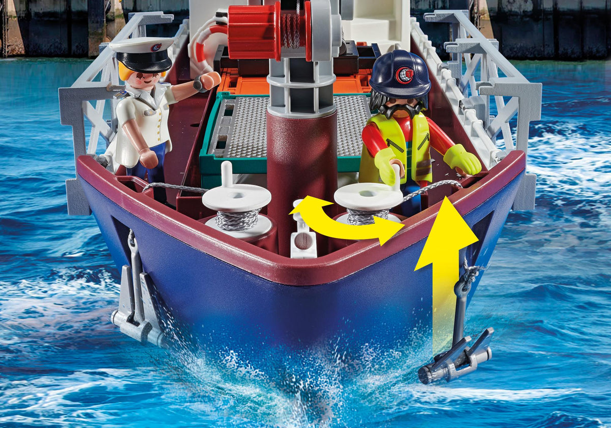 Grand cargo avec bateau de douaniers