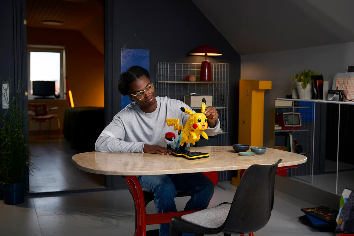 Pikachu et Poké Ball