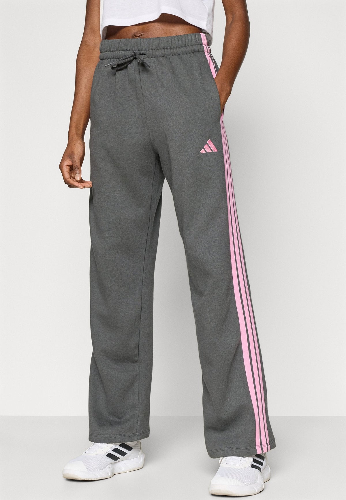 adidas Sportswear Essentials 3 Stripes Open Hem Pants – Pantalon de survêtement Femme – grey six/tropic bloom/gris