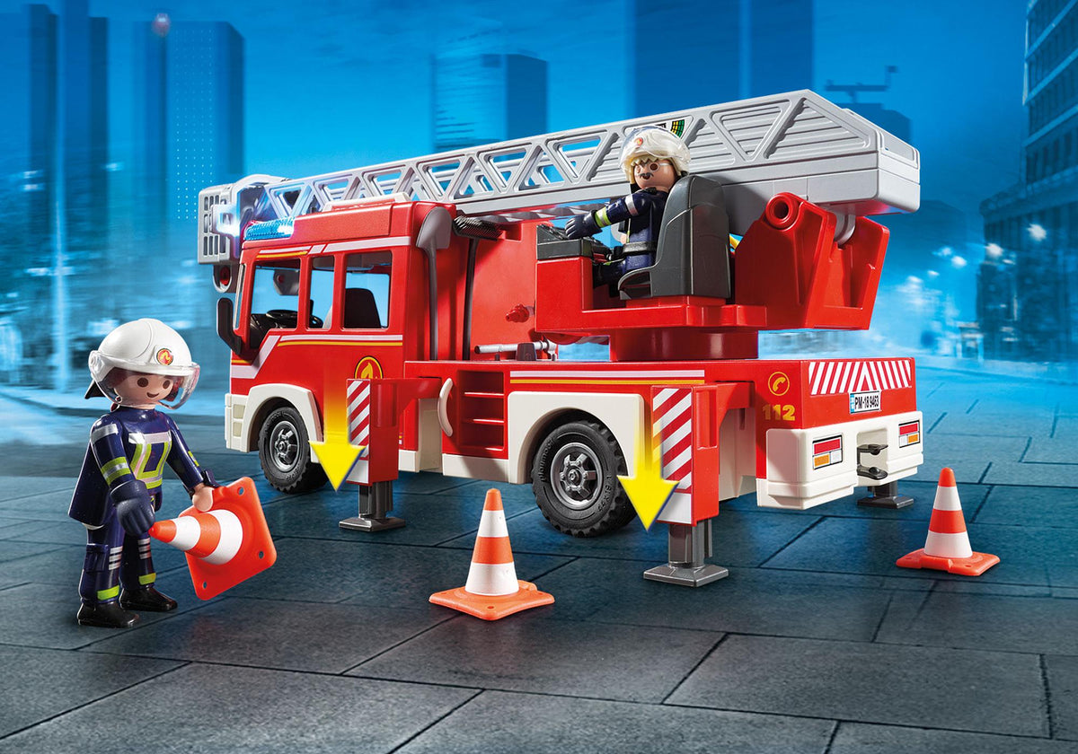 Camion de pompiers avec échelle pivotante