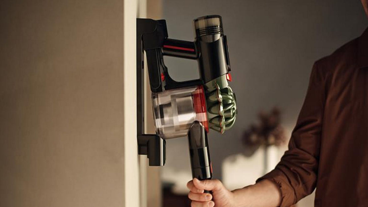 Aspirateur sans fil Dyson V8 Cyclone – Fluffy + Kit de nettoyage pour meubles