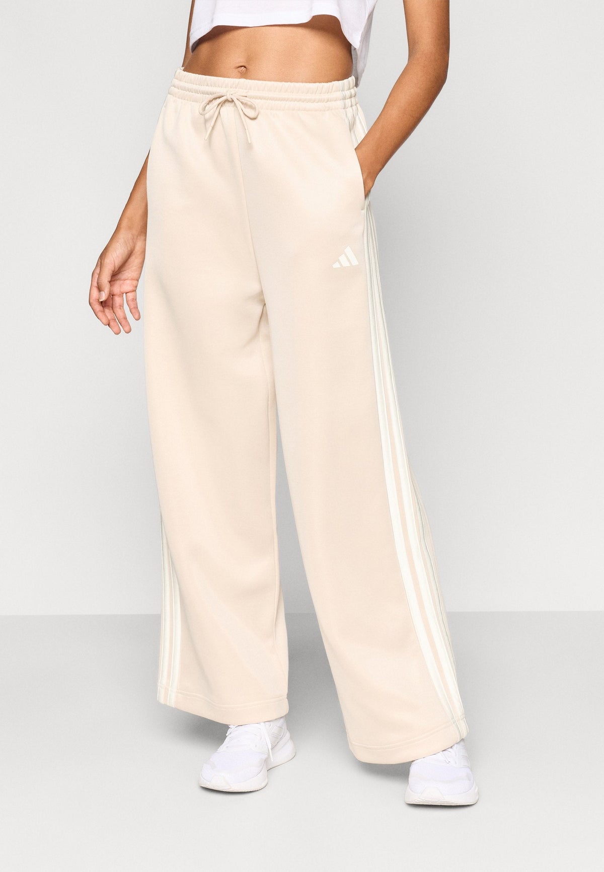 adidas Sportswear W Stadium TP – Pantalon de survêtement Femme – crystal linen/pure ruby/off white/taupe