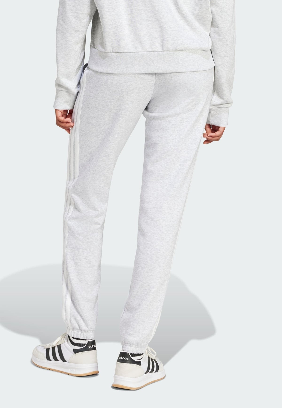 adidas Sportswear Essentials 3 Stripes Cuffed Pants – Pantalon de survêtement Femme – light grey heather   white/gris clair