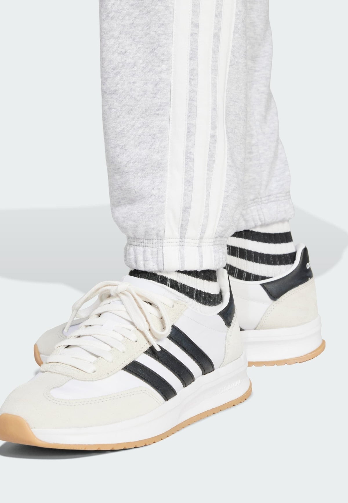 adidas Sportswear Essentials 3 Stripes Cuffed Pants – Pantalon de survêtement Femme – light grey heather   white/gris clair