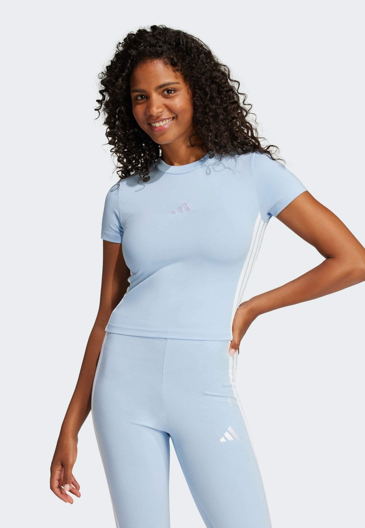 adidas Sportswear Essentials 3 Stripes Slim Baby – T-shirt imprimé Femme – glow blue   white/bleu clair