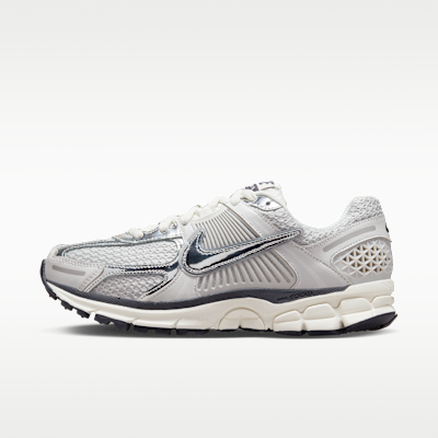 Nike Zoom Vomero 5 Mujer – Photon Dust/Gridiron/Sail/Chrome