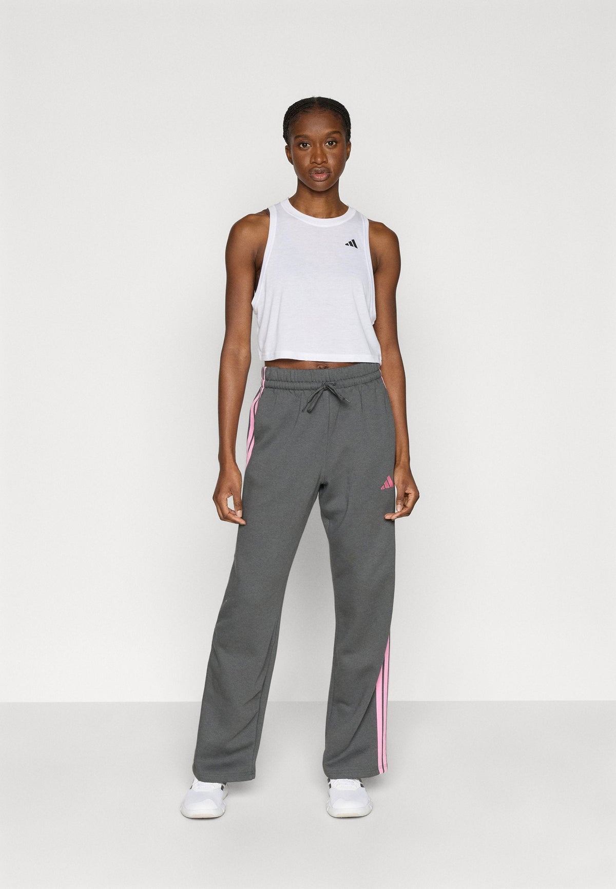 adidas Sportswear Essentials 3 Stripes Open Hem Pants – Pantalon de survêtement Femme – grey six/tropic bloom/gris