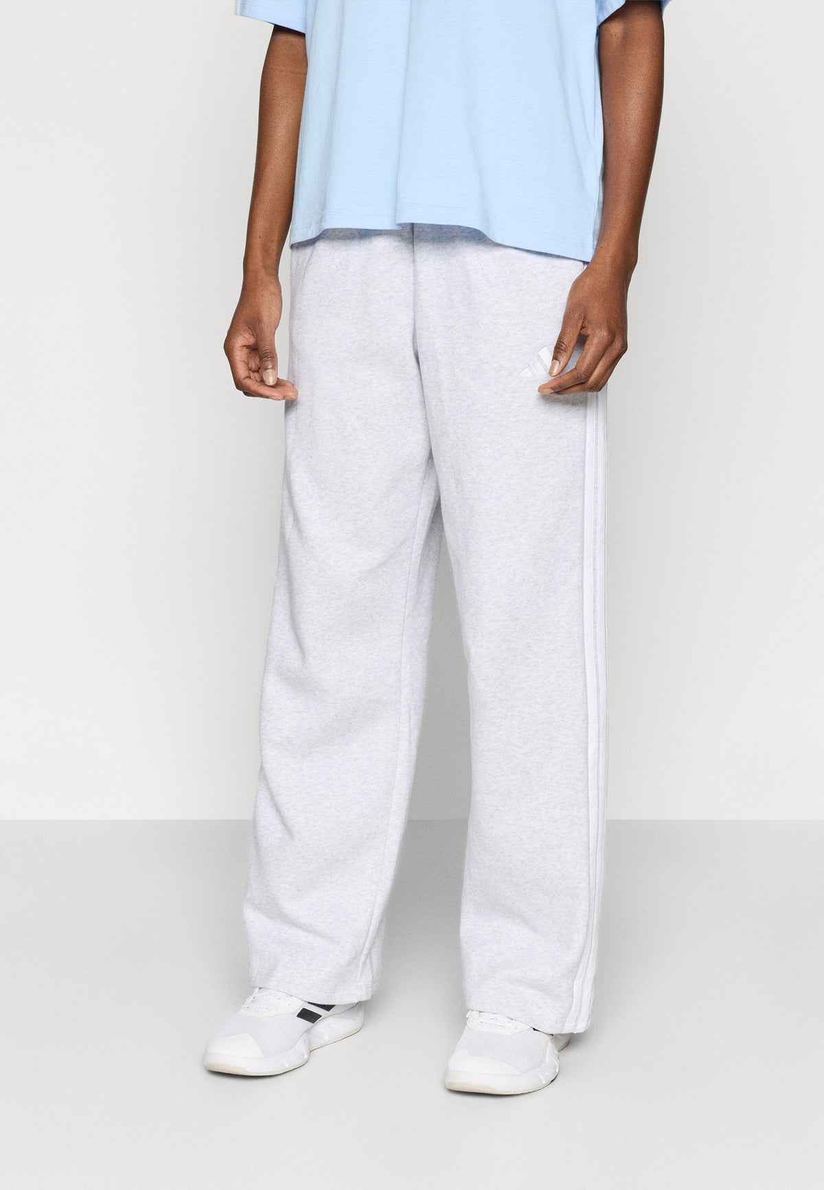 adidas Sportswear Essentials 3 Stripes Open Hem Pants – Pantalon de survêtement Femme – light grey heather/white/gris clair chiné