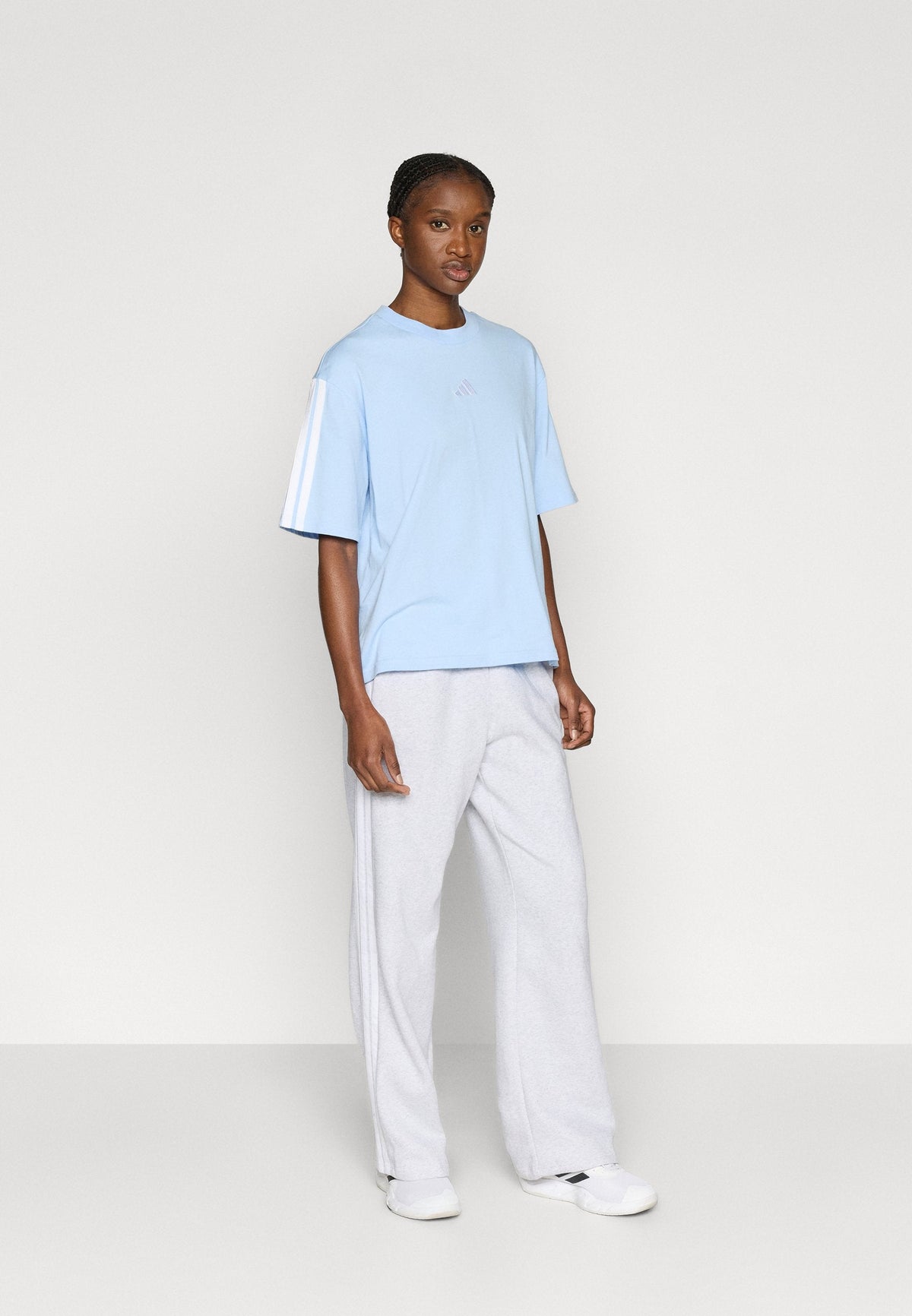 adidas Sportswear Essentials 3 Stripes Open Hem Pants – Pantalon de survêtement Femme – light grey heather/white/gris clair chiné