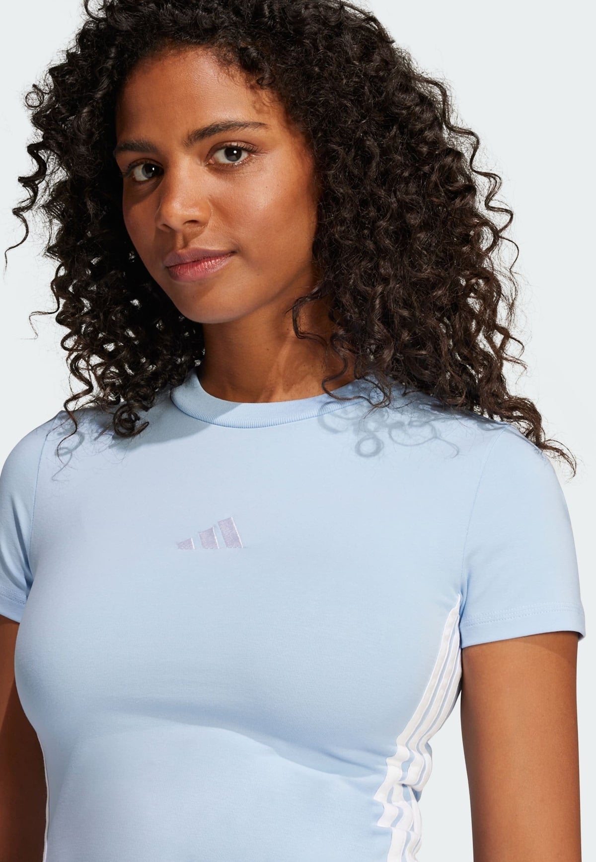 adidas Sportswear Essentials 3 Stripes Slim Baby – T-shirt imprimé Femme – glow blue   white/bleu clair