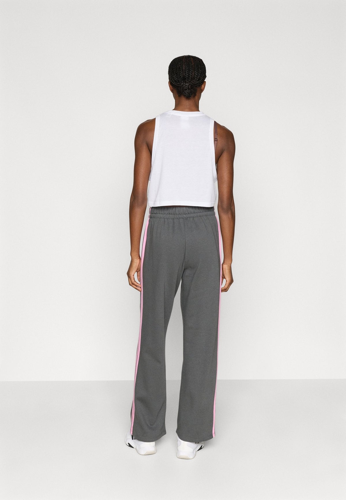 adidas Sportswear Essentials 3 Stripes Open Hem Pants – Pantalon de survêtement Femme – grey six/tropic bloom/gris